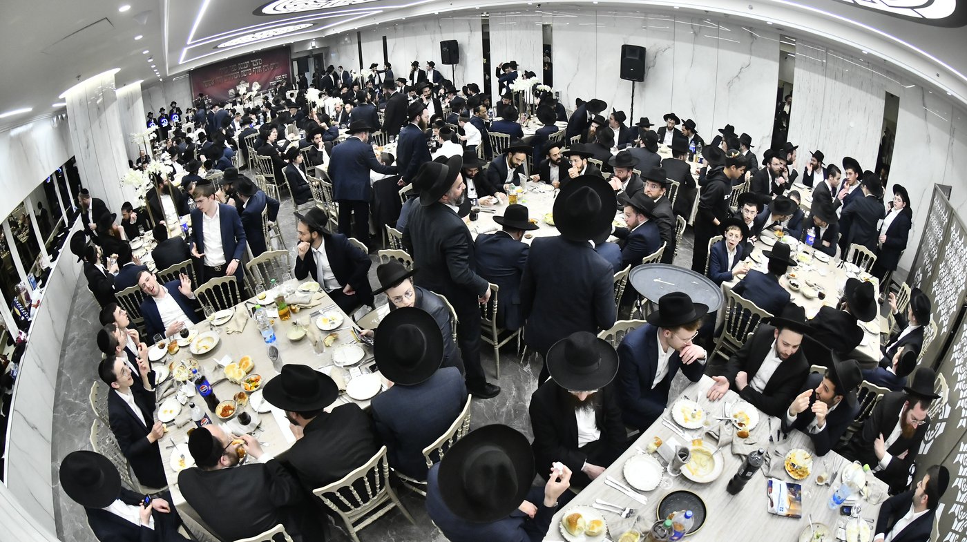 הכנסת ס"ת לביתו של הגר"ח קנייבסקי זצ"ל
