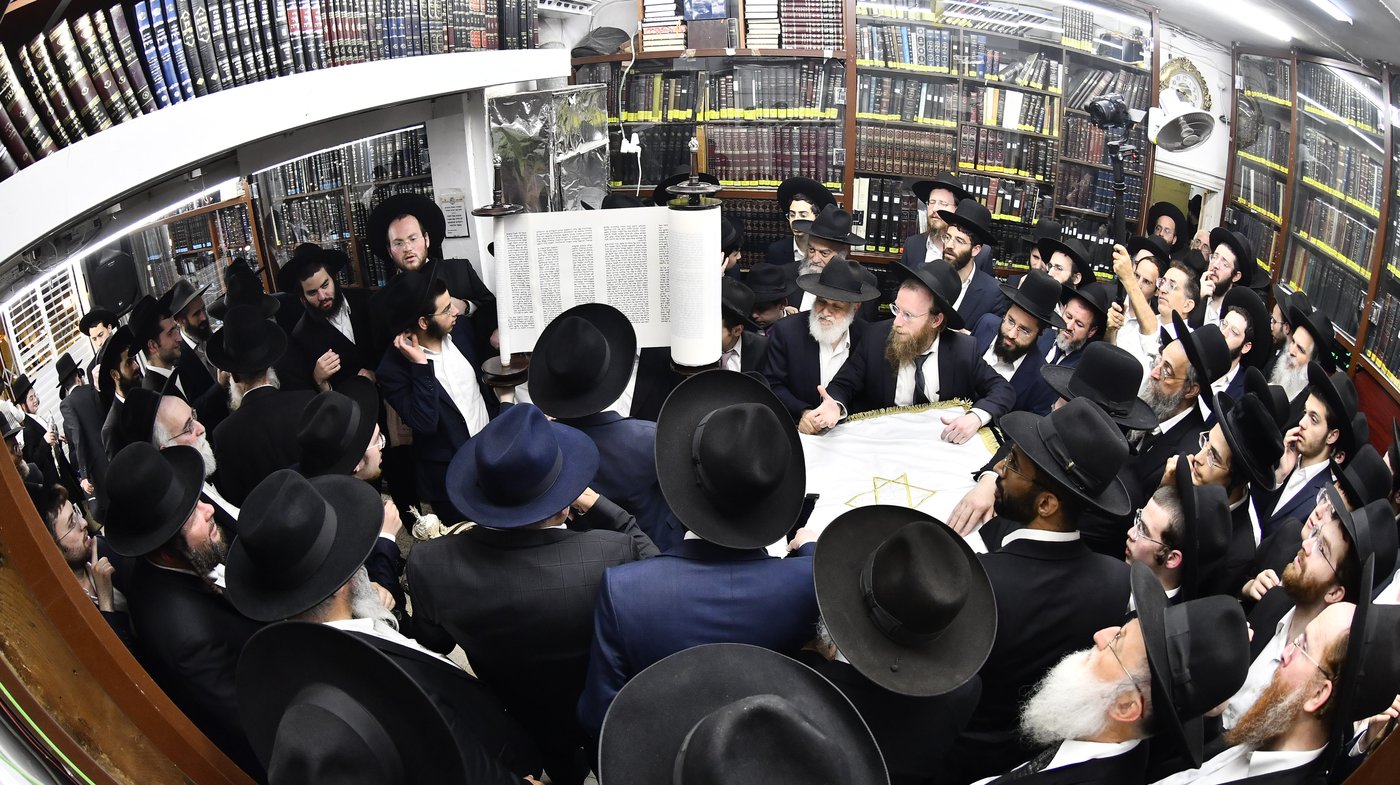 הכנסת ס"ת לביתו של הגר"ח קנייבסקי זצ"ל