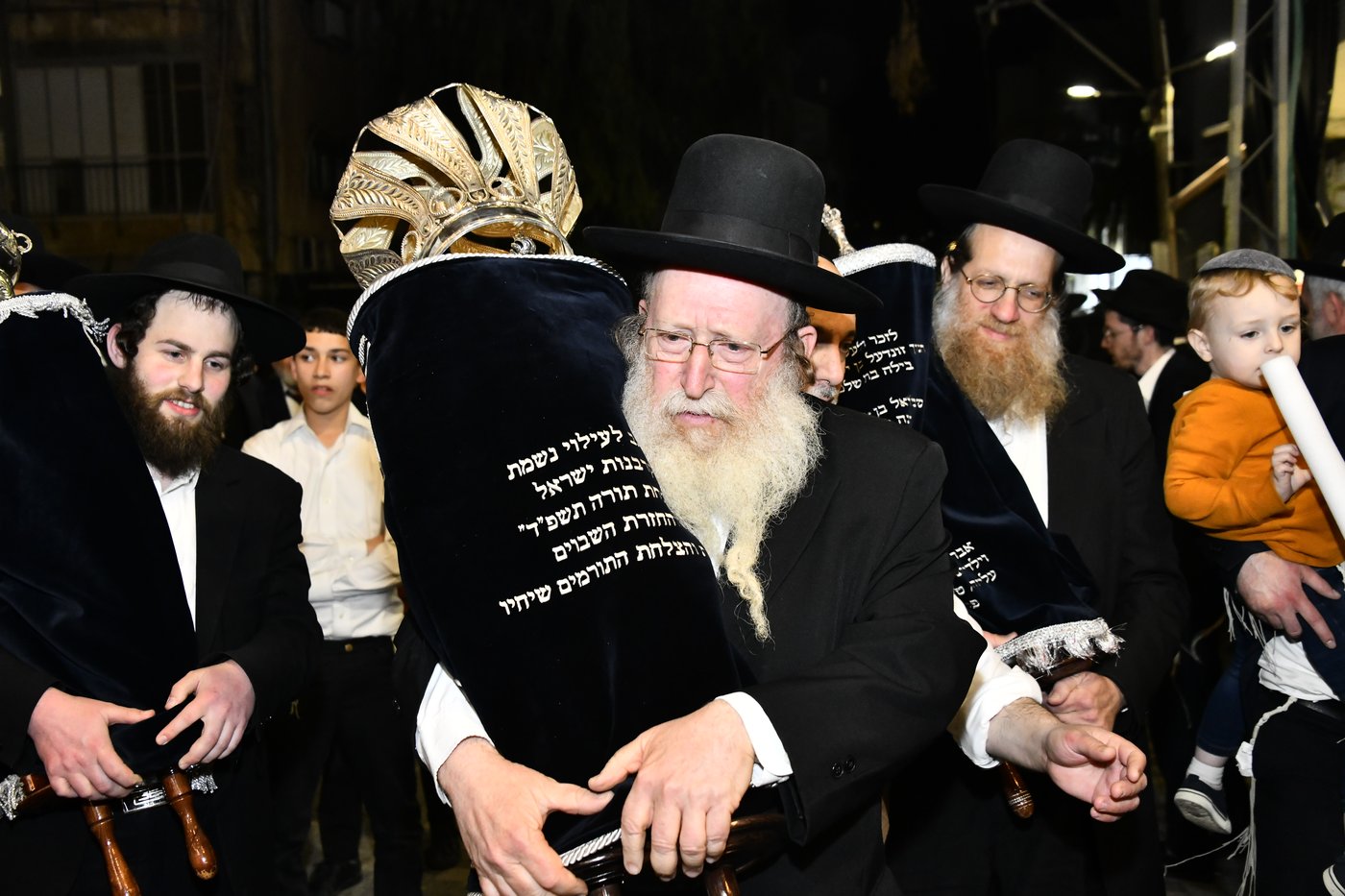 הכנסת ס"ת לביתו של הגר"ח קנייבסקי זצ"ל
