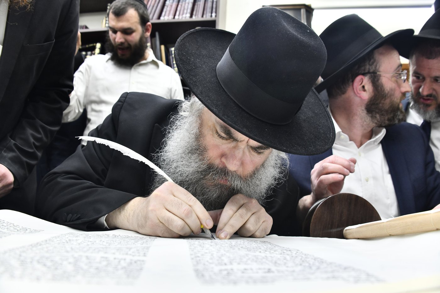 הכנסת ס"ת לביתו של הגר"ח קנייבסקי זצ"ל
