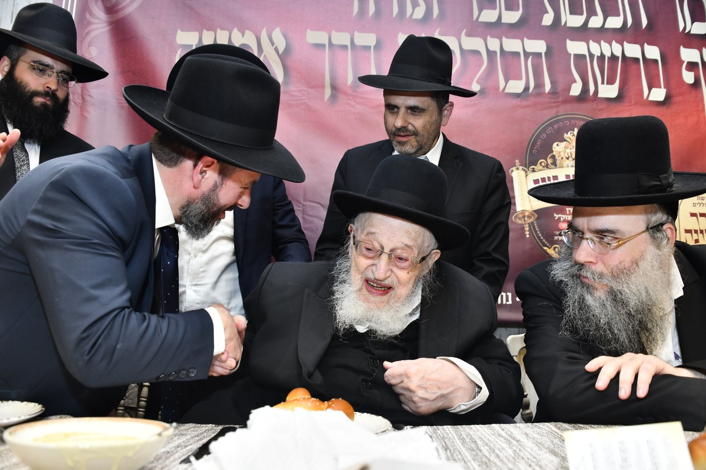 הכנסת ס"ת לביתו של הגר"ח קנייבסקי זצ"ל
