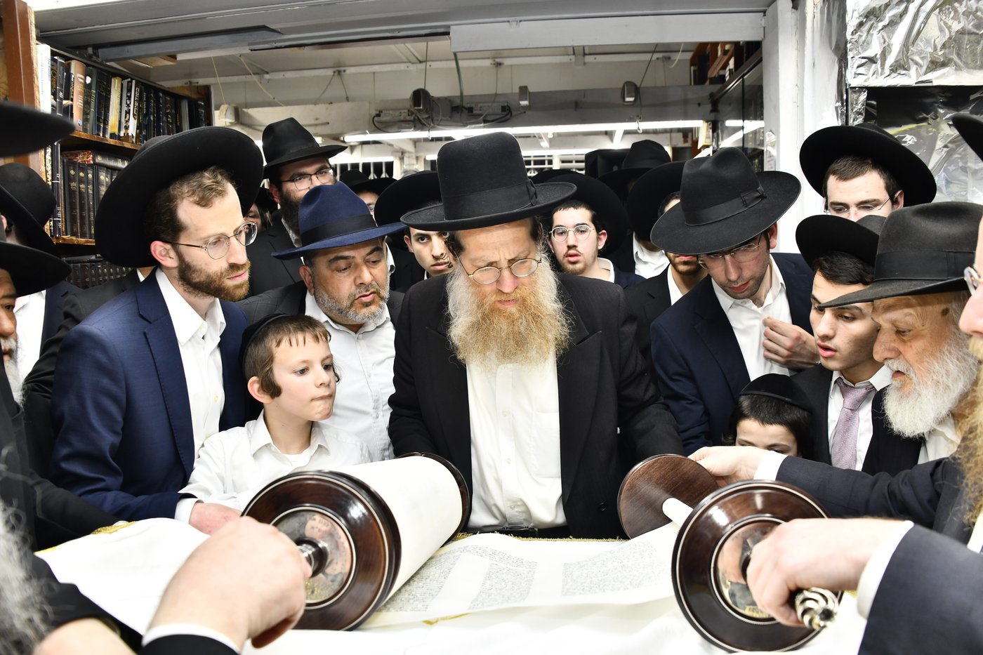 הכנסת ס"ת לביתו של הגר"ח קנייבסקי זצ"ל