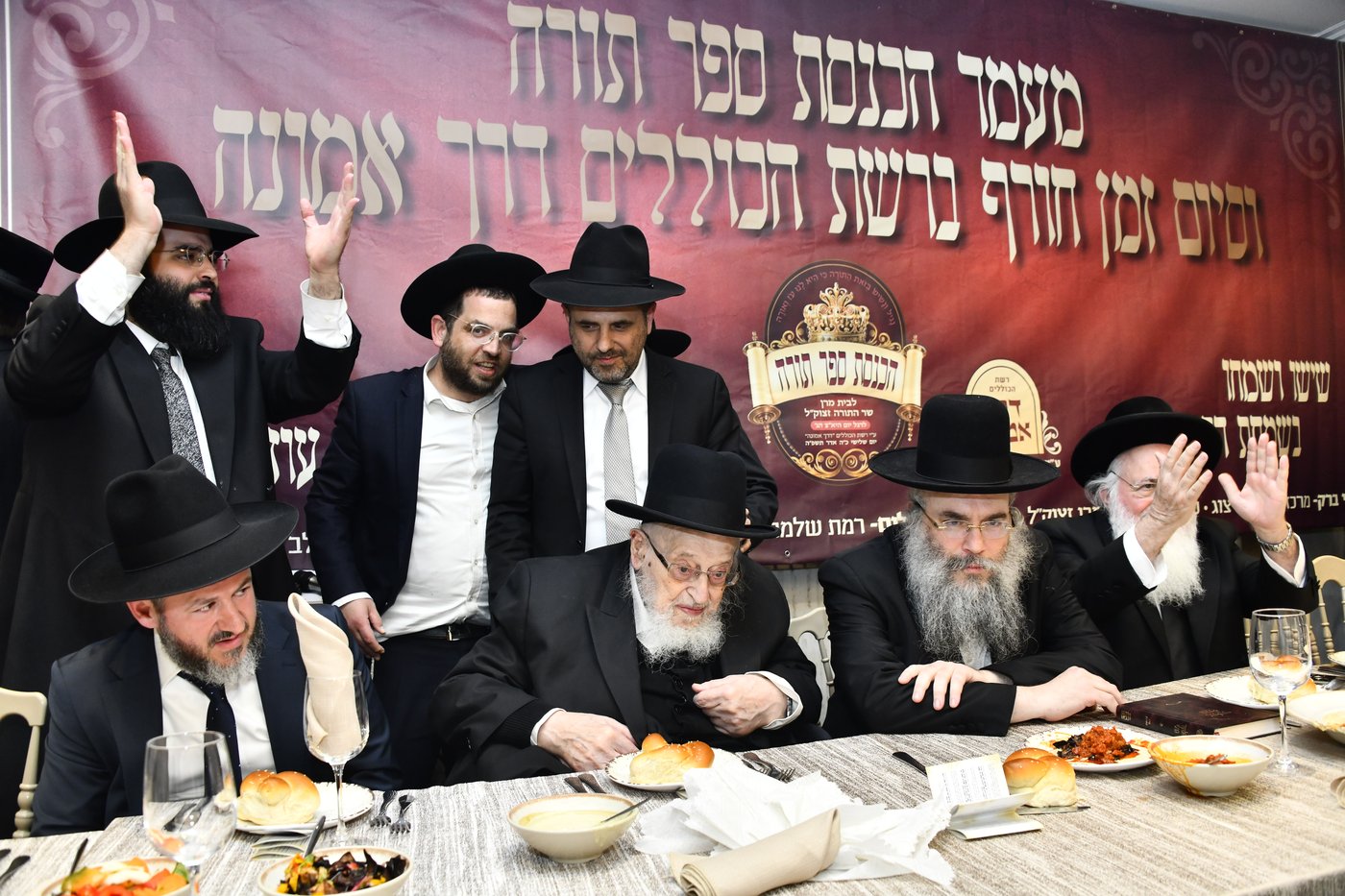 הכנסת ס"ת לביתו של הגר"ח קנייבסקי זצ"ל