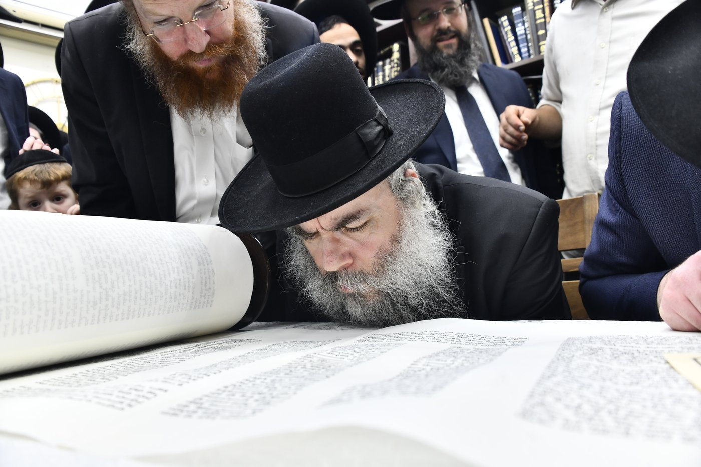 הכנסת ס"ת לביתו של הגר"ח קנייבסקי זצ"ל