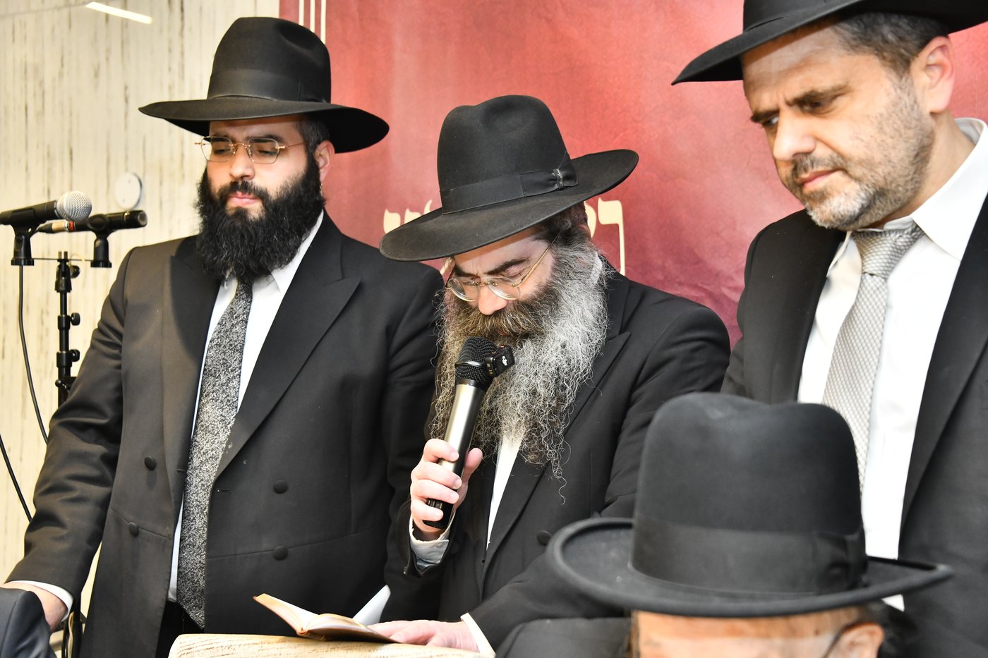 הכנסת ס"ת לביתו של הגר"ח קנייבסקי זצ"ל