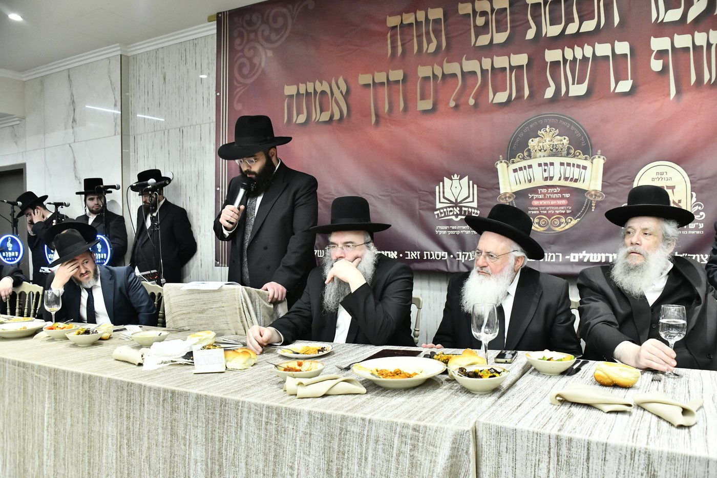 הכנסת ס"ת לביתו של הגר"ח קנייבסקי זצ"ל