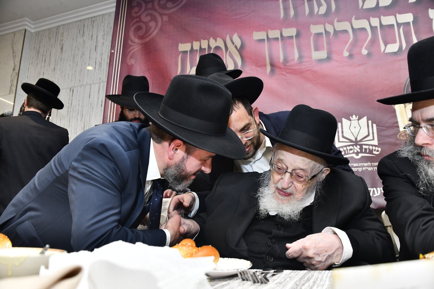 הכנסת ס"ת לביתו של הגר"ח קנייבסקי זצ"ל