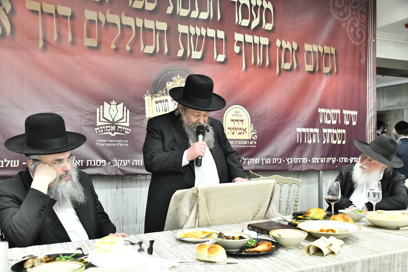 הכנסת ס"ת לביתו של הגר"ח קנייבסקי זצ"ל