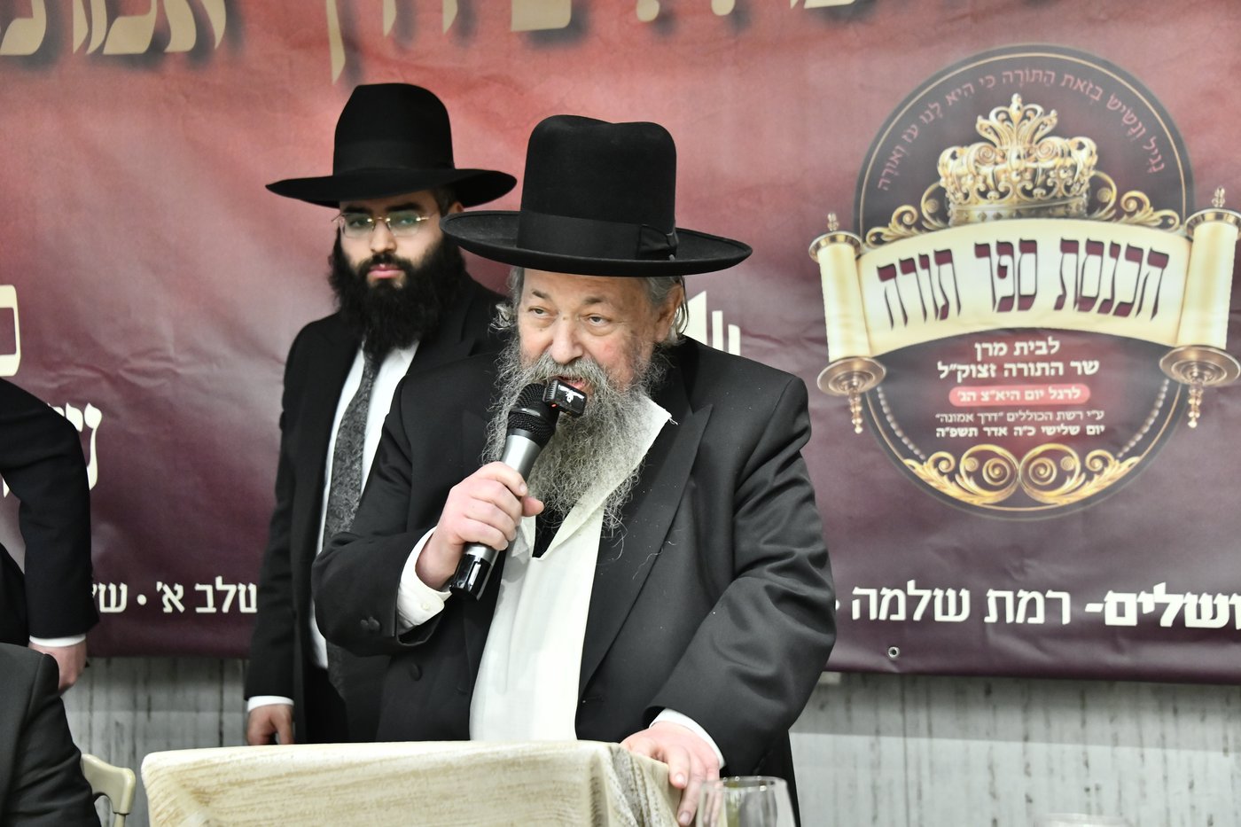 הכנסת ס"ת לביתו של הגר"ח קנייבסקי זצ"ל