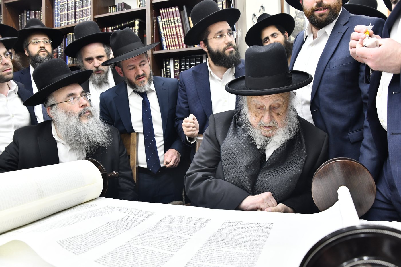 הכנסת ס"ת לביתו של הגר"ח קנייבסקי זצ"ל