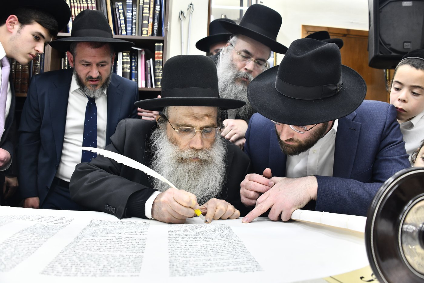הכנסת ס"ת לביתו של הגר"ח קנייבסקי זצ"ל