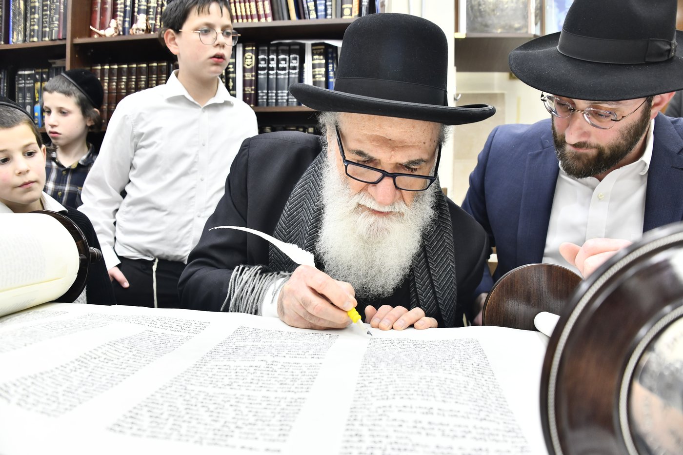 הכנסת ס"ת לביתו של הגר"ח קנייבסקי זצ"ל