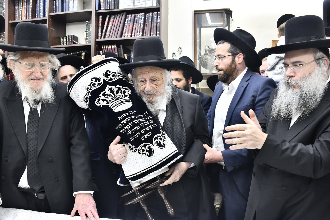 הכנסת ס"ת לביתו של הגר"ח קנייבסקי זצ"ל