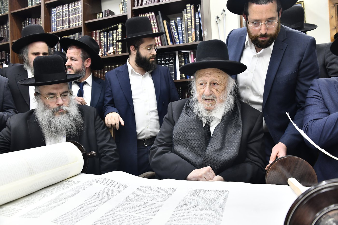 הכנסת ס"ת לביתו של הגר"ח קנייבסקי זצ"ל