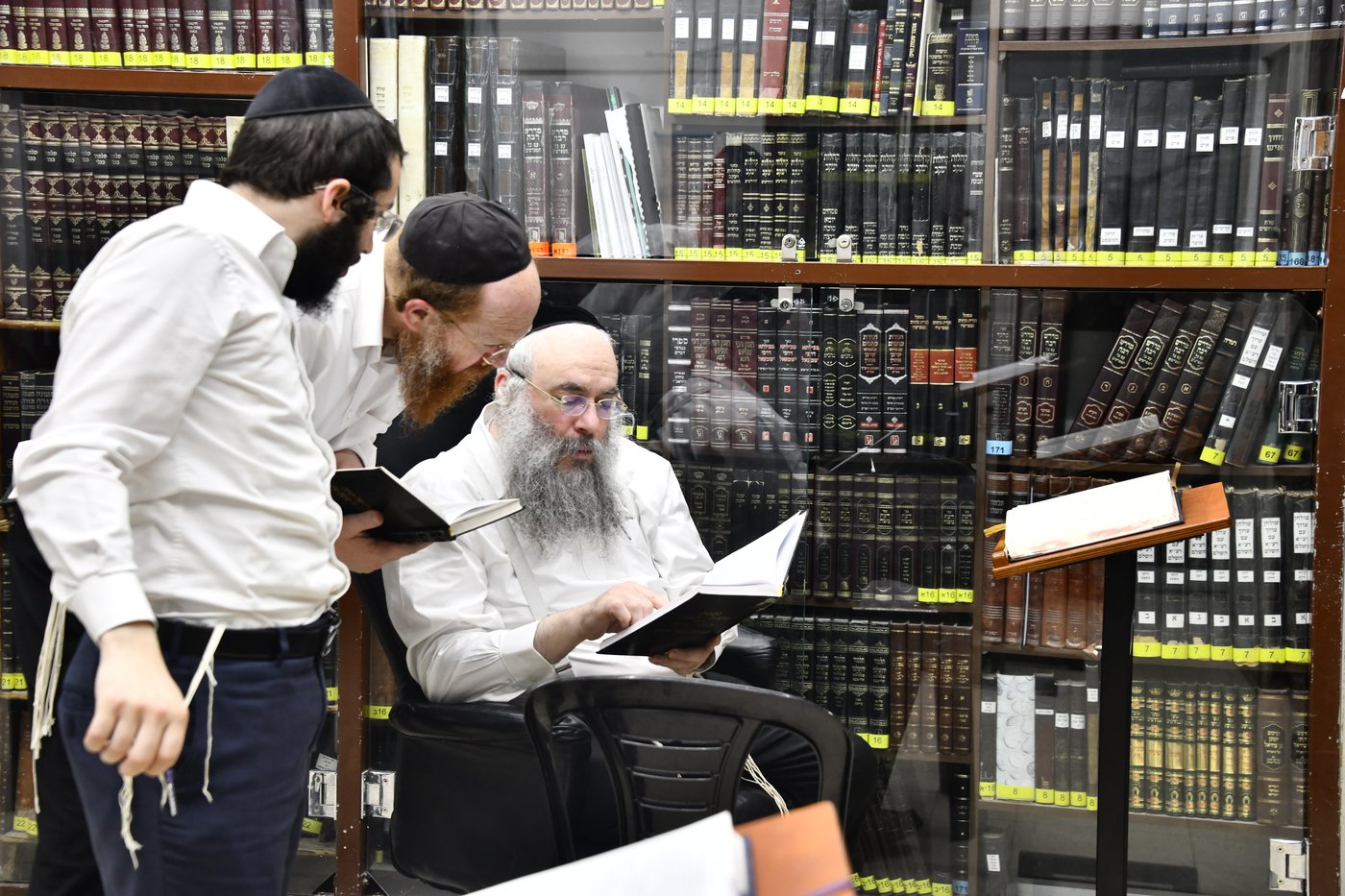 הכנסת ס"ת לביתו של הגר"ח קנייבסקי זצ"ל