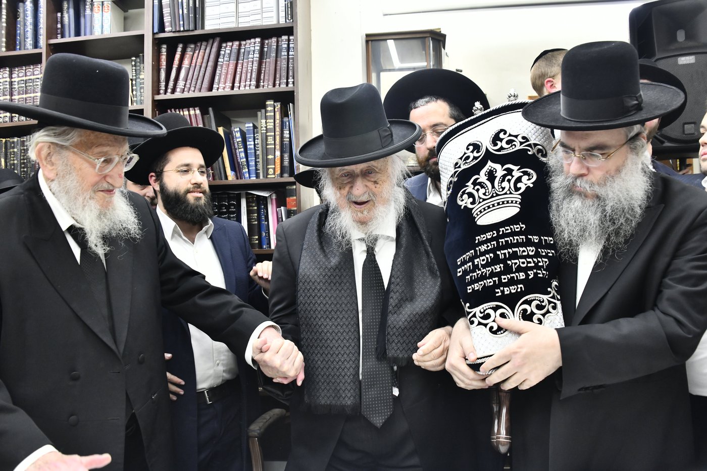 הכנסת ס"ת לביתו של הגר"ח קנייבסקי זצ"ל