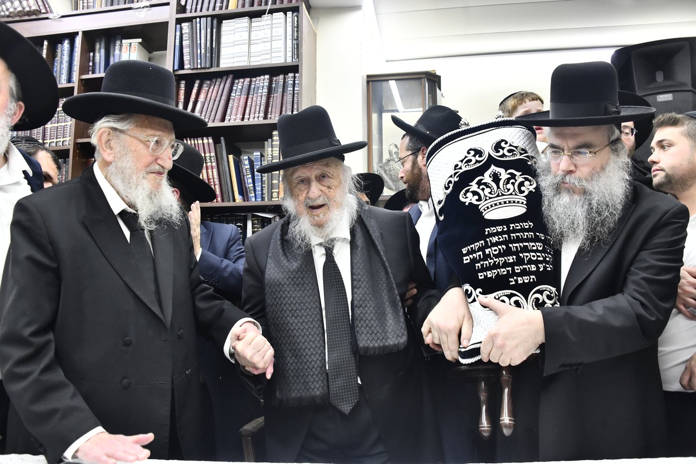 הכנסת ס"ת לביתו של הגר"ח קנייבסקי זצ"ל