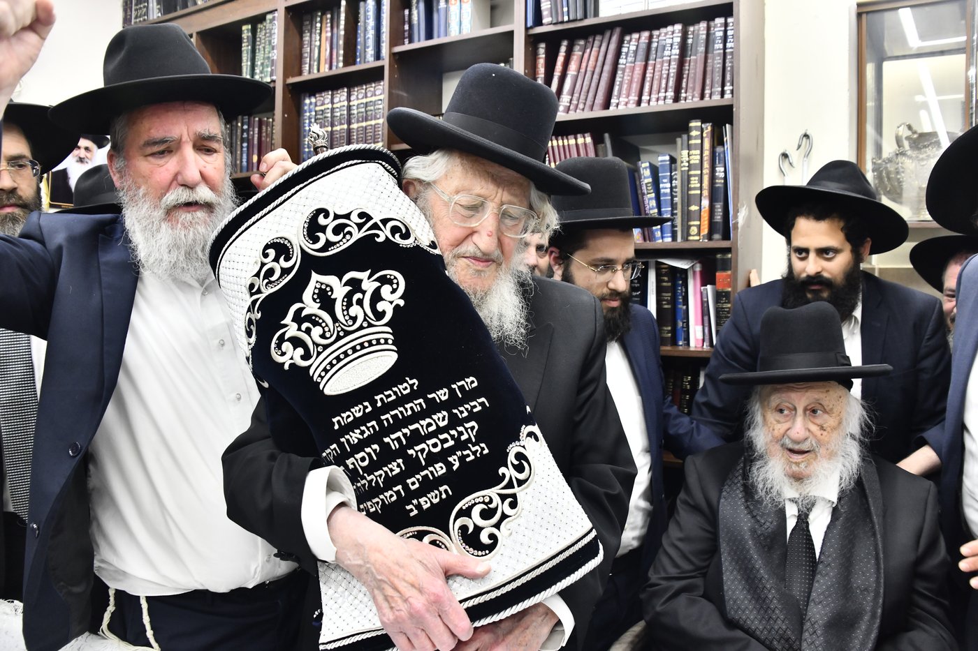 הכנסת ס"ת לביתו של הגר"ח קנייבסקי זצ"ל