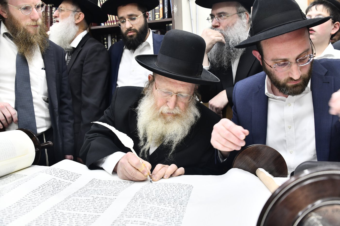 הכנסת ס"ת לביתו של הגר"ח קנייבסקי זצ"ל