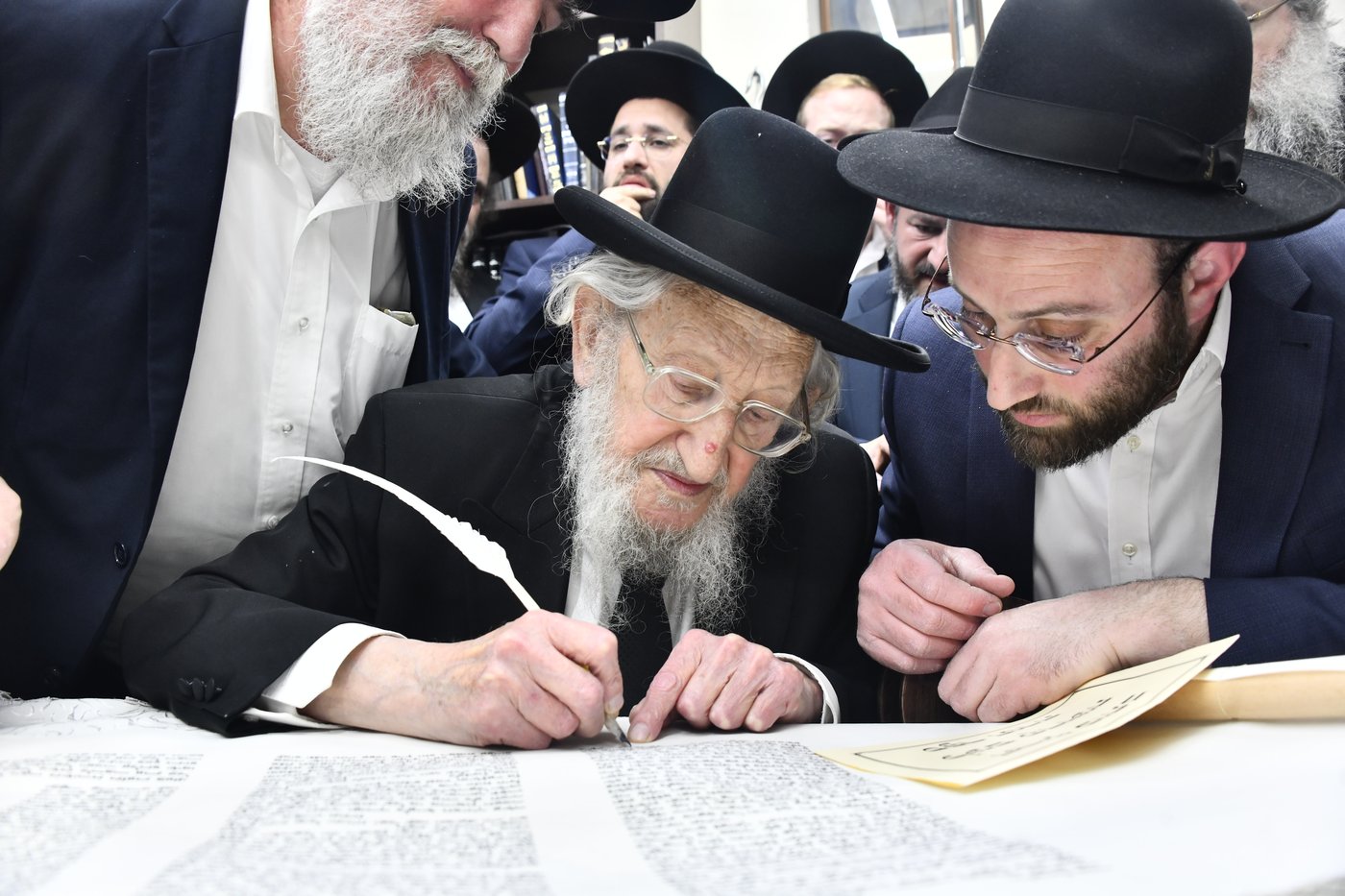 הכנסת ס"ת לביתו של הגר"ח קנייבסקי זצ"ל