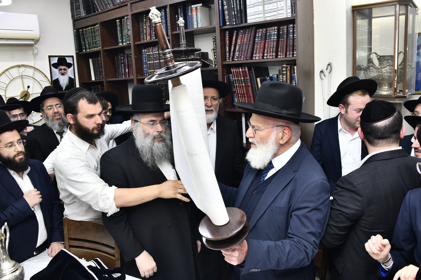הכנסת ס"ת לביתו של הגר"ח קנייבסקי זצ"ל