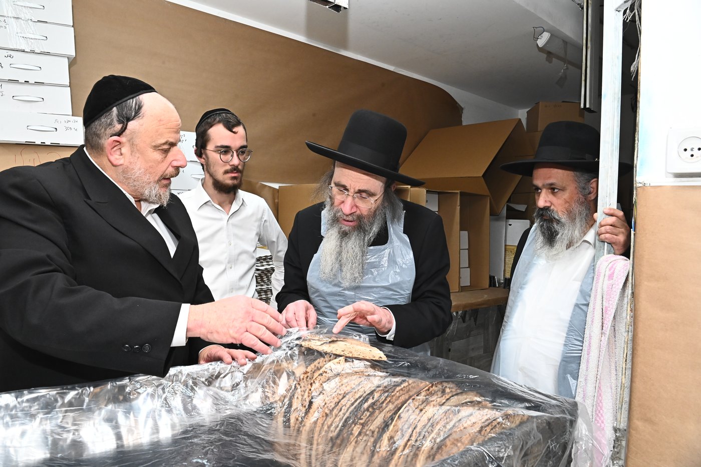 הגאון רבי בנימין פינקל באפיית מצות