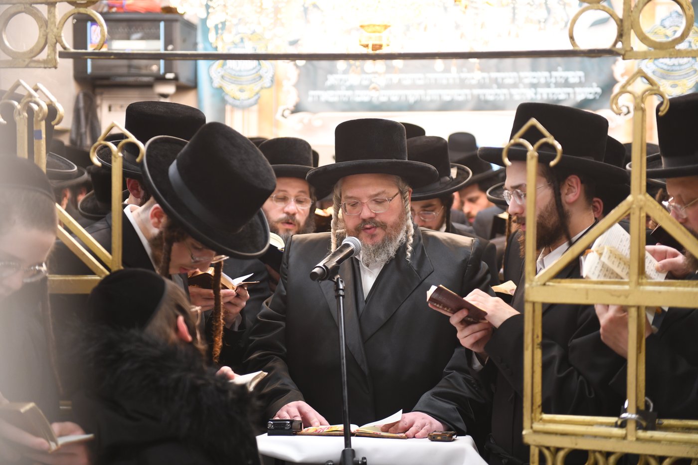 הרה"צ רבי אהרן מרדכי רוקח במסע הקודש בפולין
