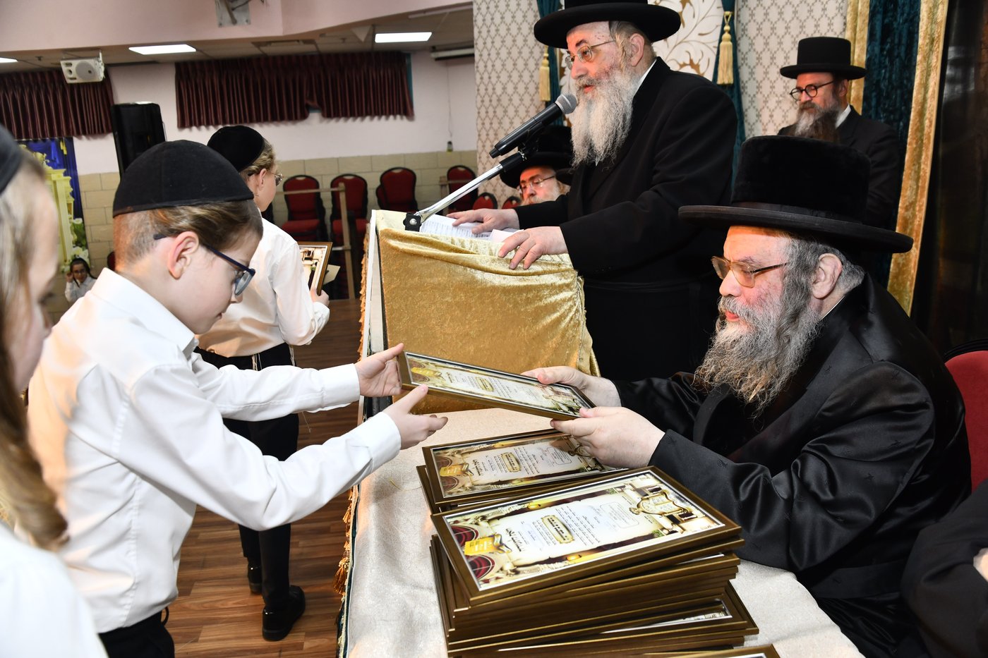 חלוקת פרסים בת"ת הבעש"ט בפ"ת