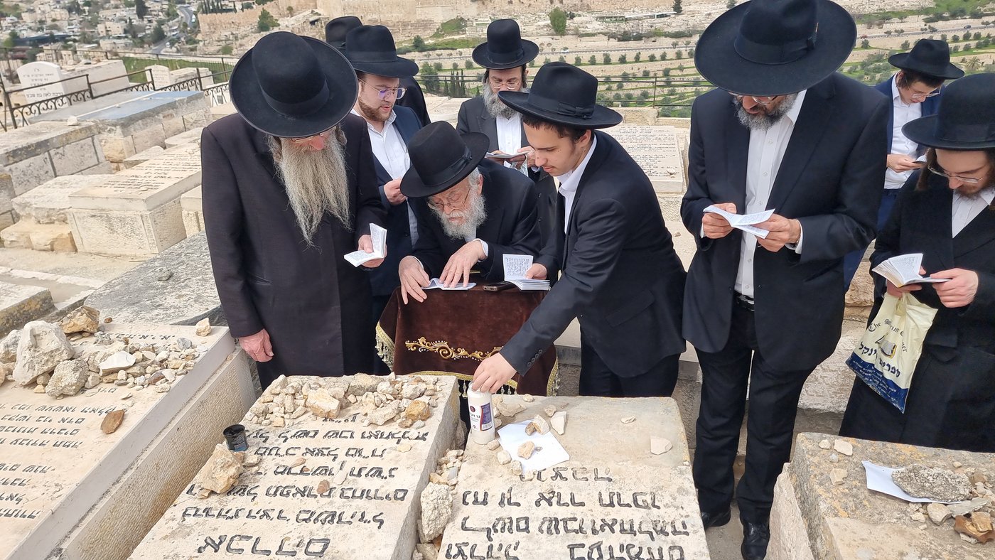 הגרב"ד אלישיב בתפילה בציון זקינו בעל ה'לשם'