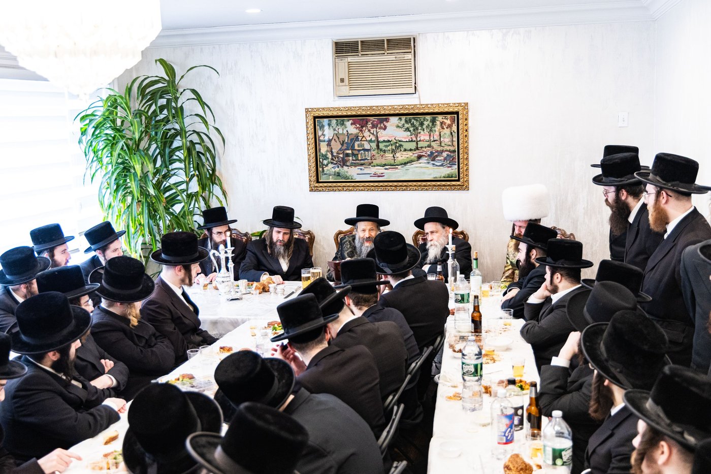 האדמו"ר מבאבוב 45 בטיש לכבוד 'יום שיבסר באדר'