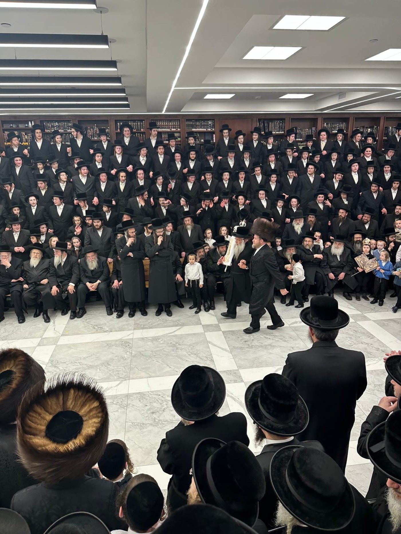 הכנסת ספר תורה לביהמ"ד ויז'ניץ בורו פארק