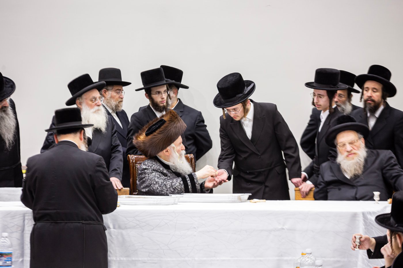 האדמו"ר מבאבוב בטיש לכבוד ר"ח ניסן