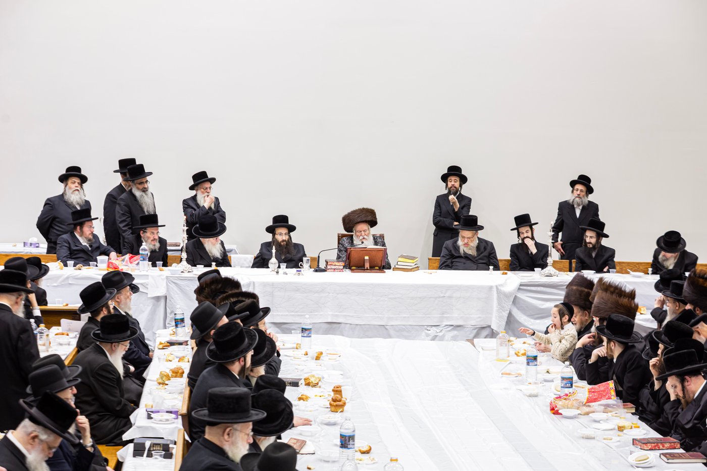 האדמו"ר מבאבוב בטיש לכבוד ר"ח ניסן