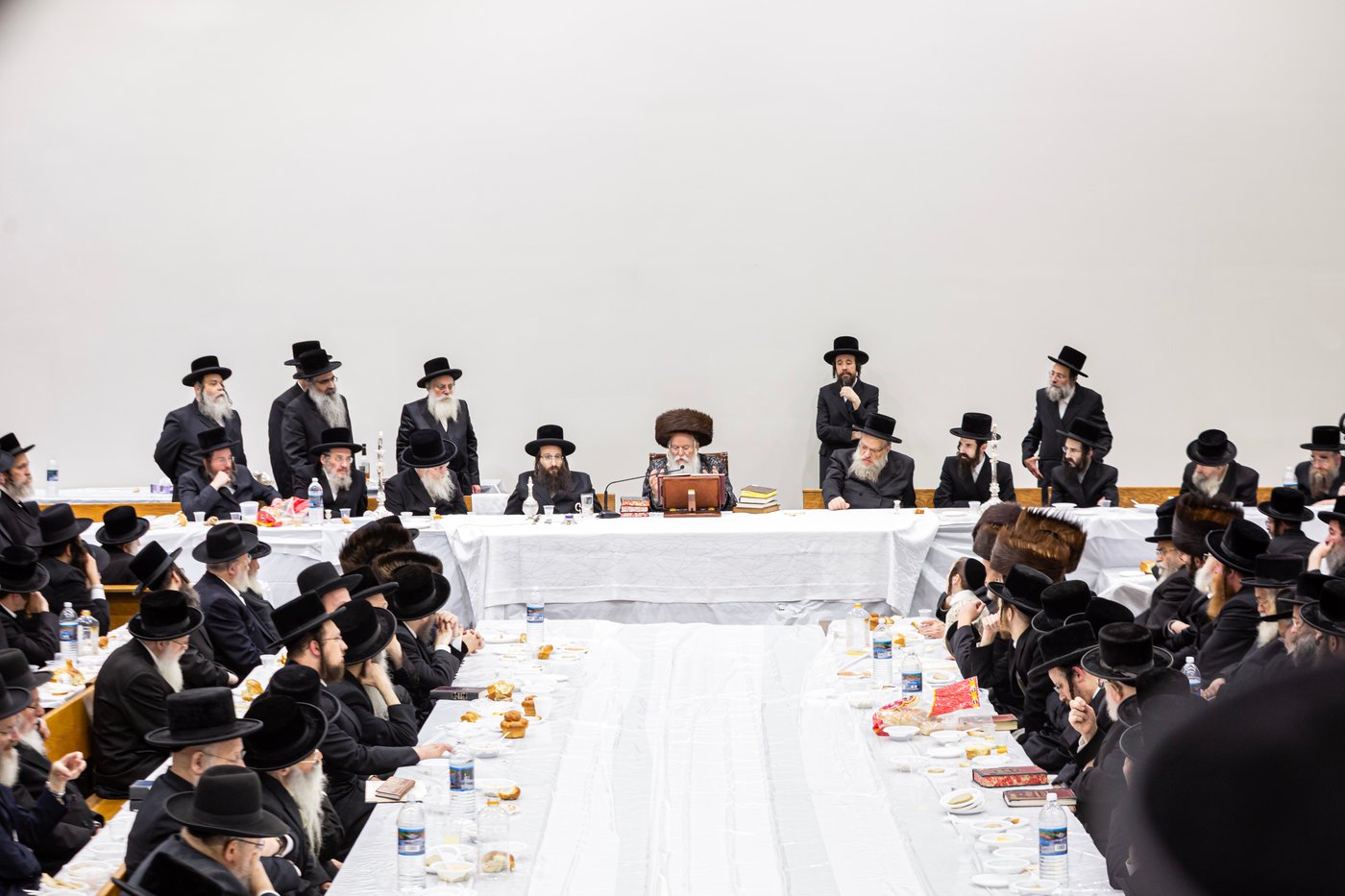 האדמו"ר מבאבוב בטיש לכבוד ר"ח ניסן
