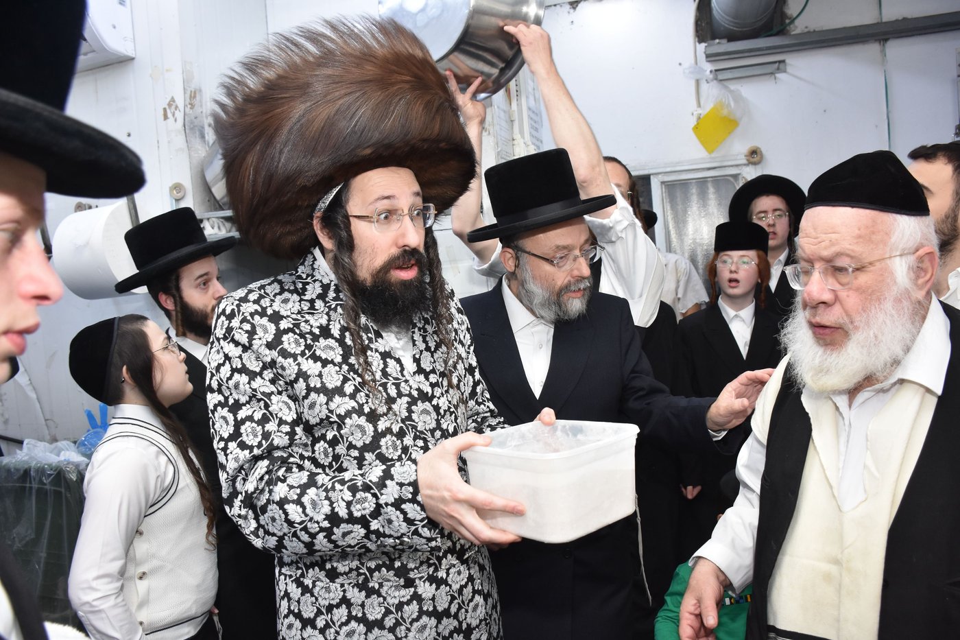 האדמו"ר ממעזבוז באפיית מצות