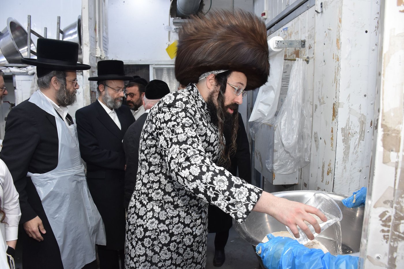 האדמו"ר ממעזבוז באפיית מצות