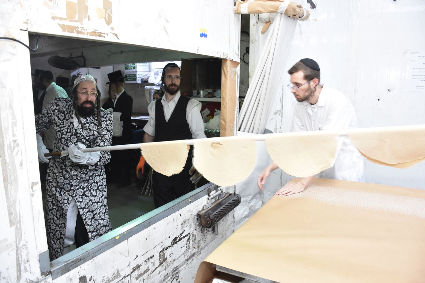 האדמו"ר ממעזבוז באפיית מצות
