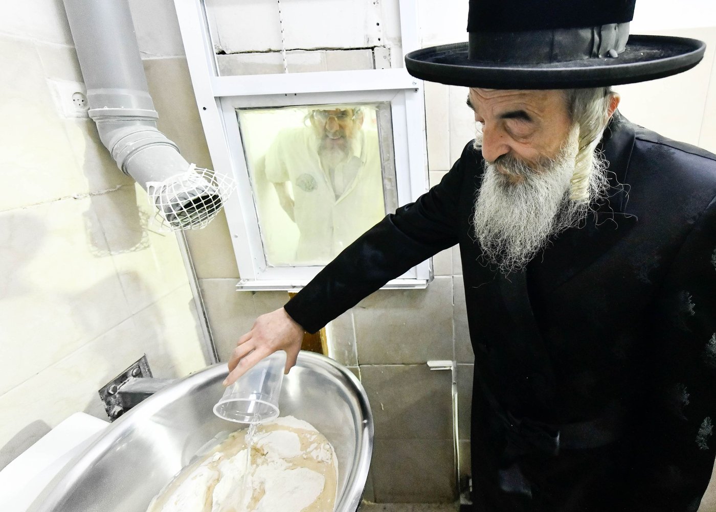 האדמו"ר מלעלוב באפיית מצות