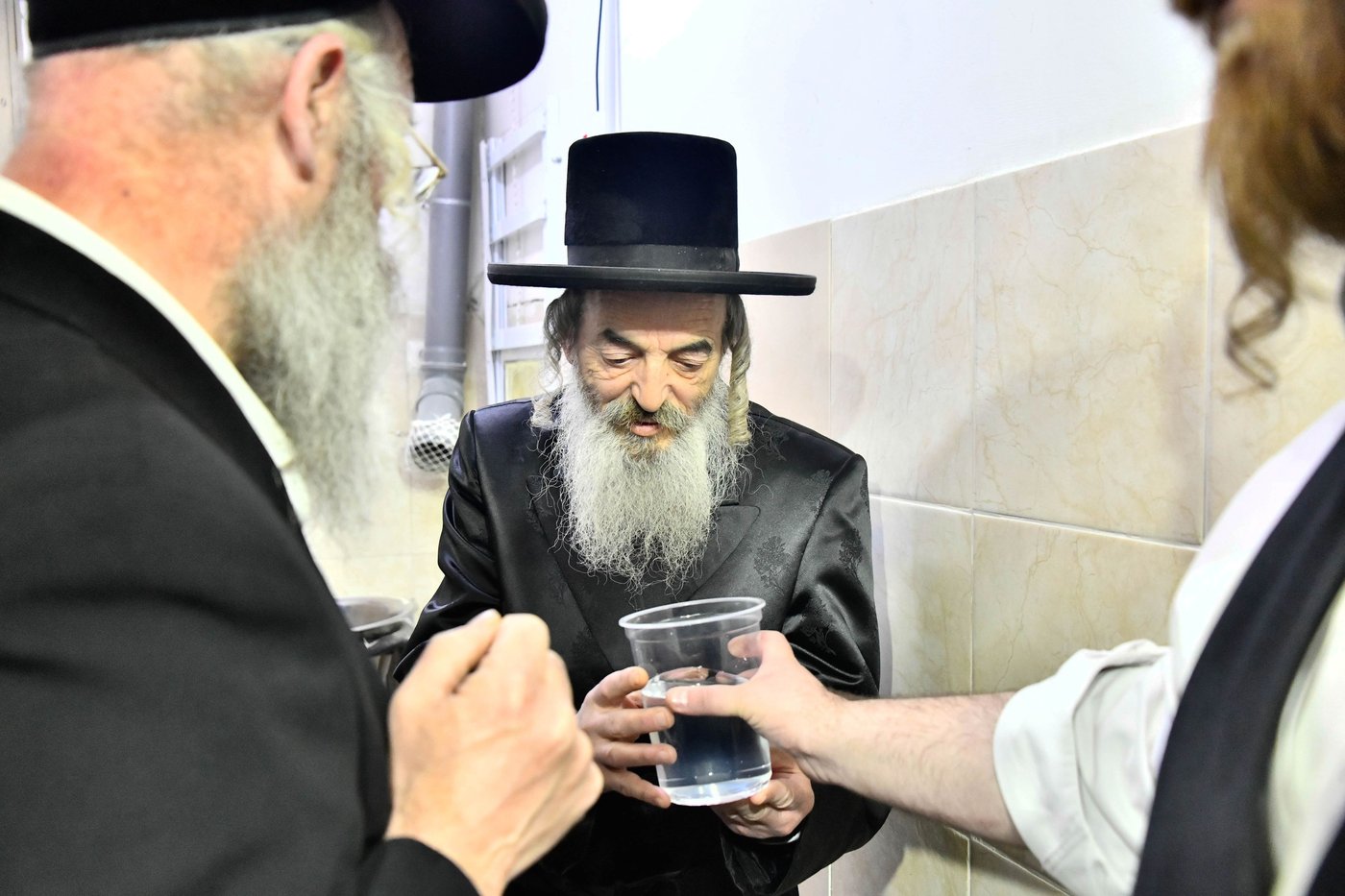 האדמו"ר מלעלוב באפיית מצות