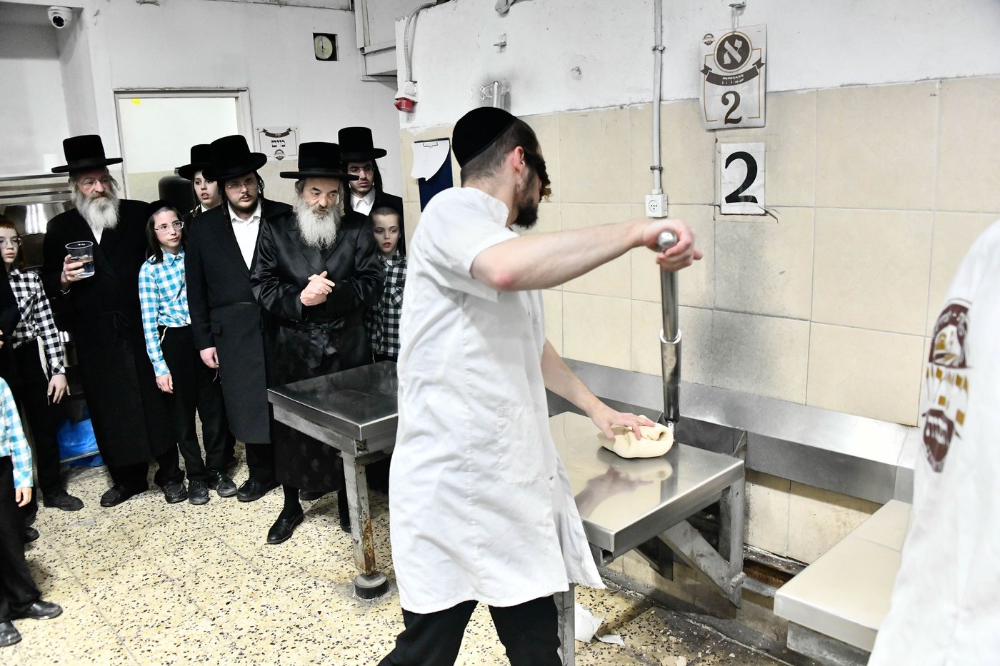 האדמו"ר מלעלוב באפיית מצות