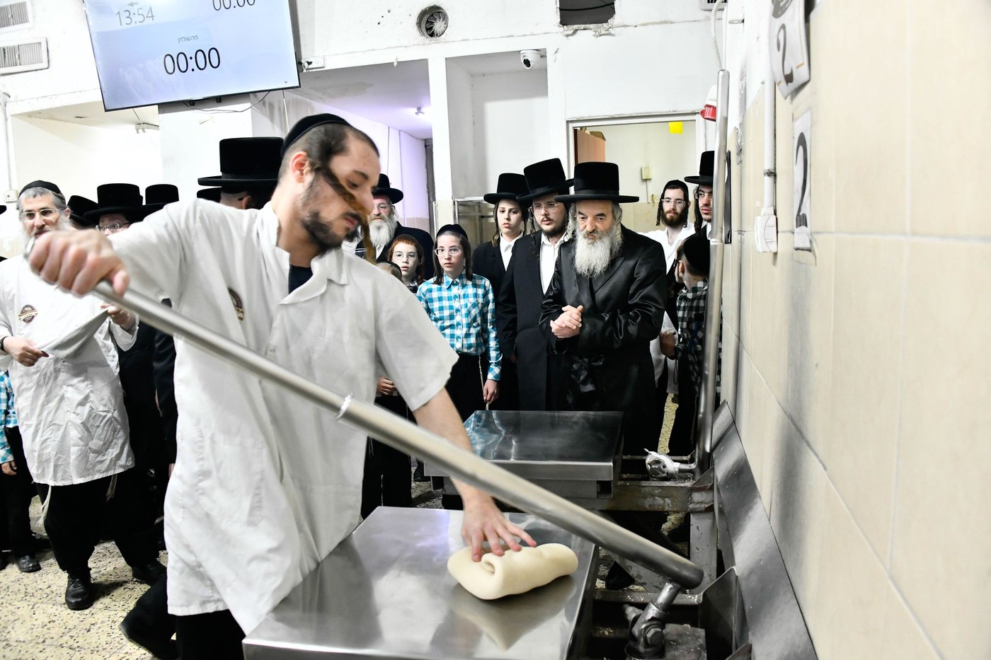 האדמו"ר מלעלוב באפיית מצות