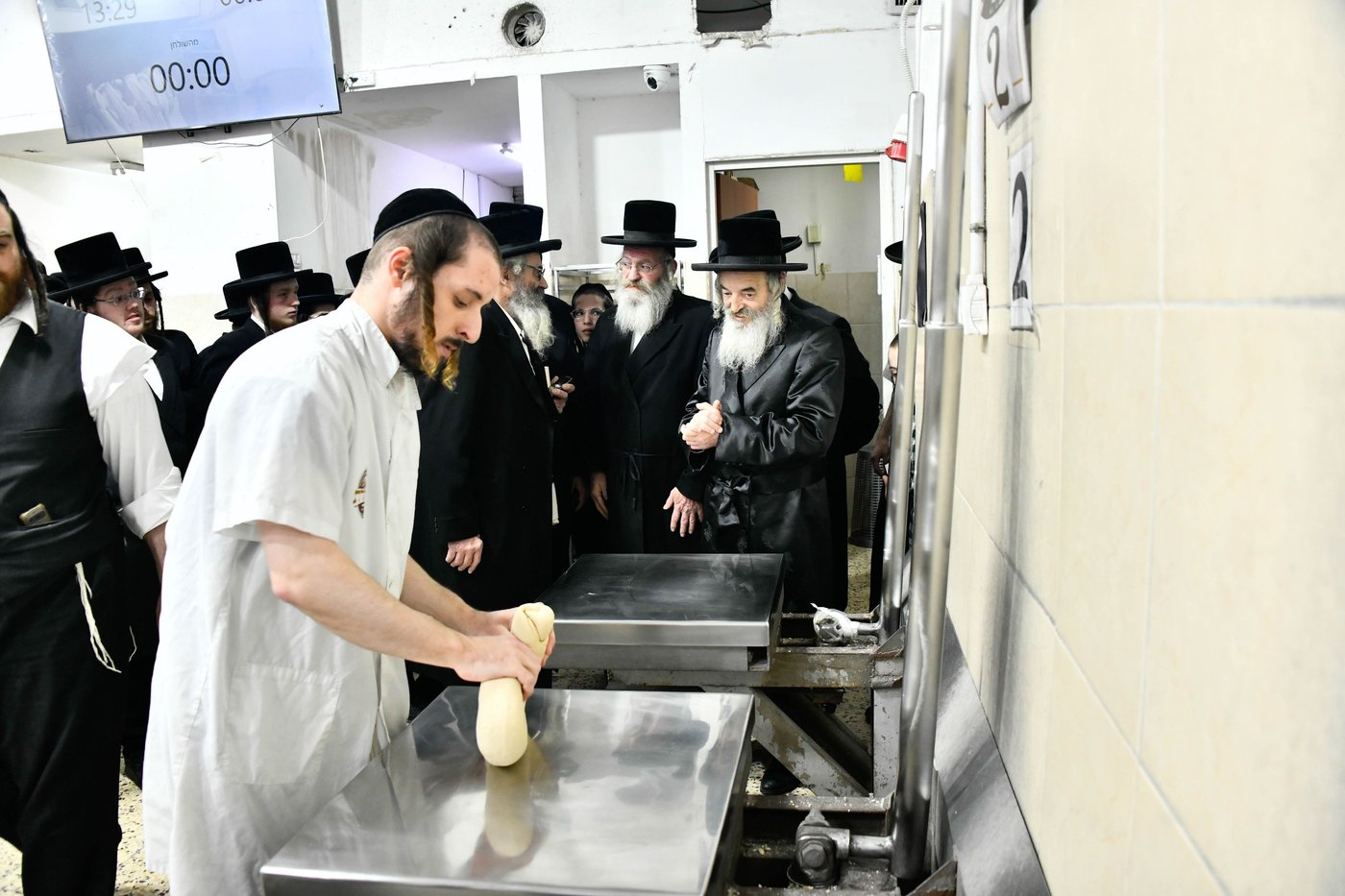 האדמו"ר מלעלוב באפיית מצות