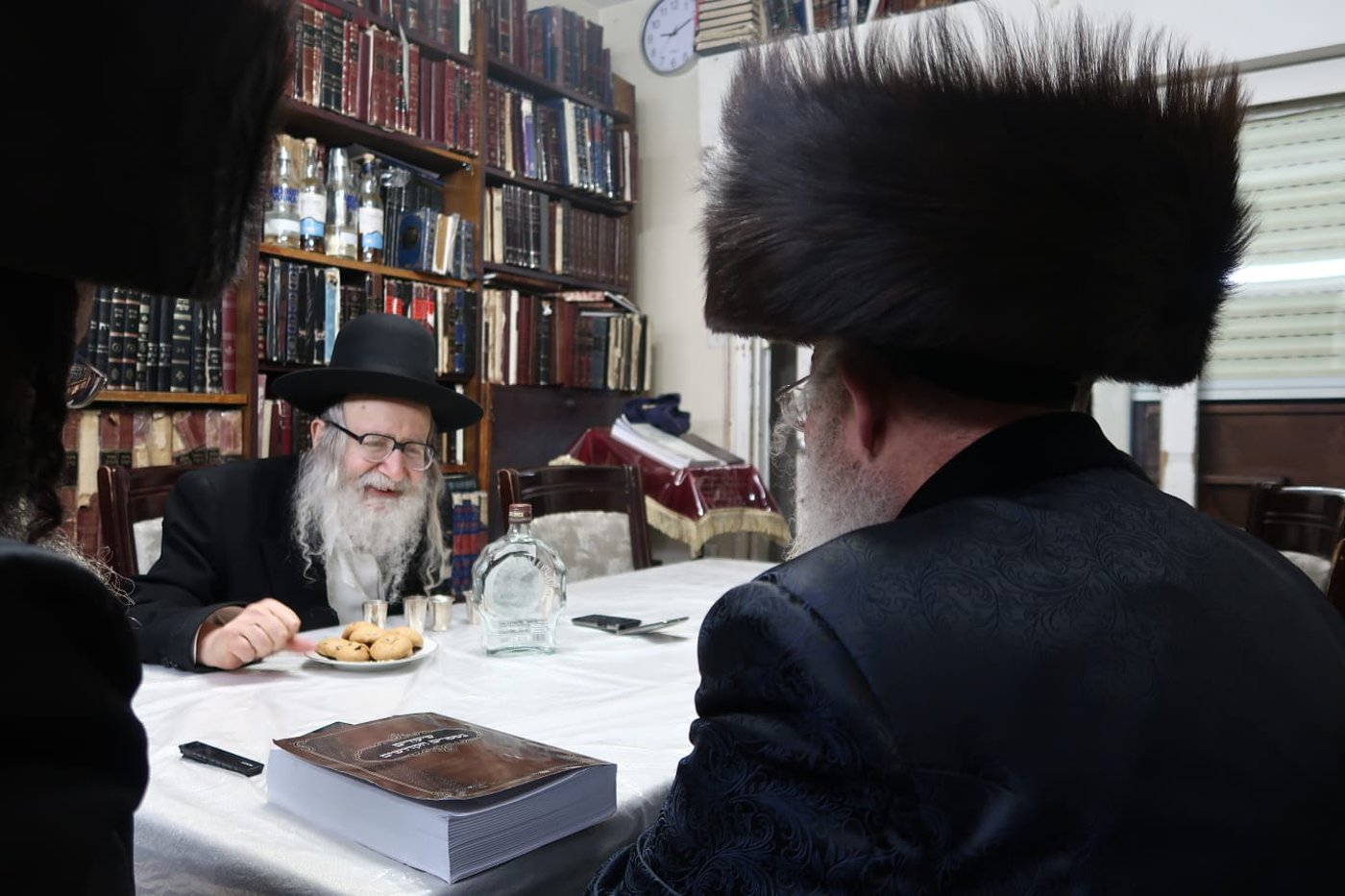 האדמו"ר מפינסק קרלין בלחיים בביתו של האדמו"ר מאמשינוב