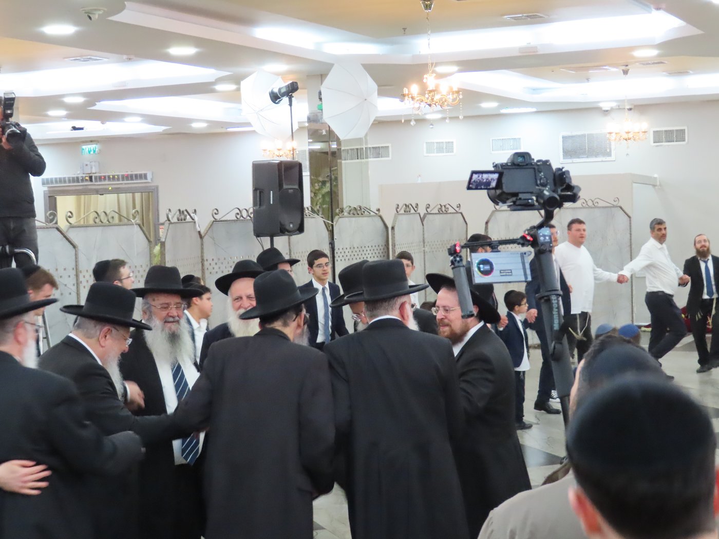 שמחת נישואי בן הגר"צ אשכנזי עם בת הגר"ש לוי