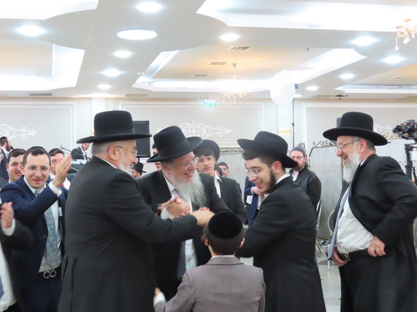 שמחת נישואי בן הגר"צ אשכנזי עם בת הגר"ש לוי