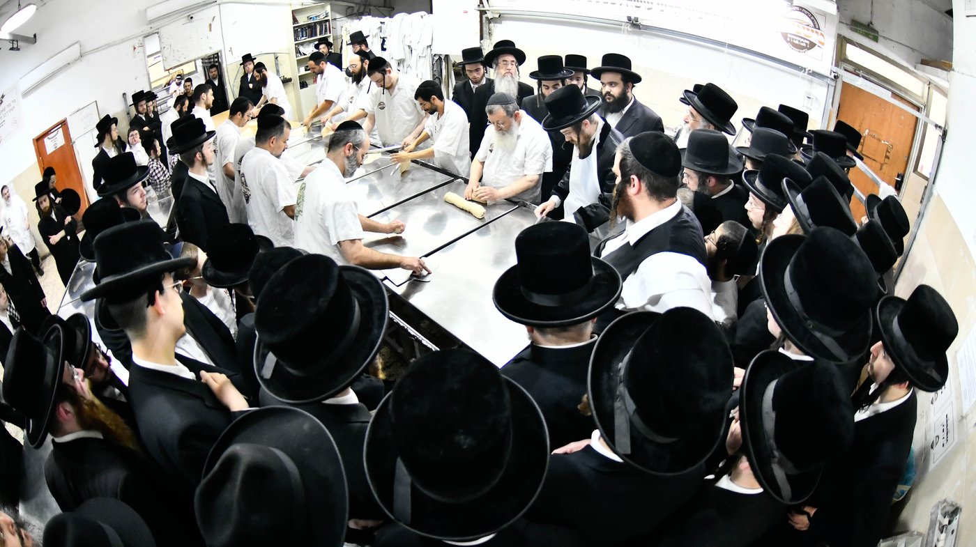 האדמו"ר מסאדיגורה באפיית מצות