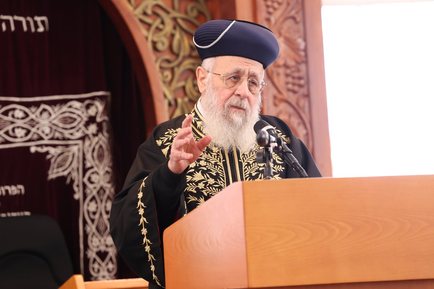 הראשל"צ הגאון רבי יצחק יוסף בביקור בישיבת בין הזמנים באשדוד