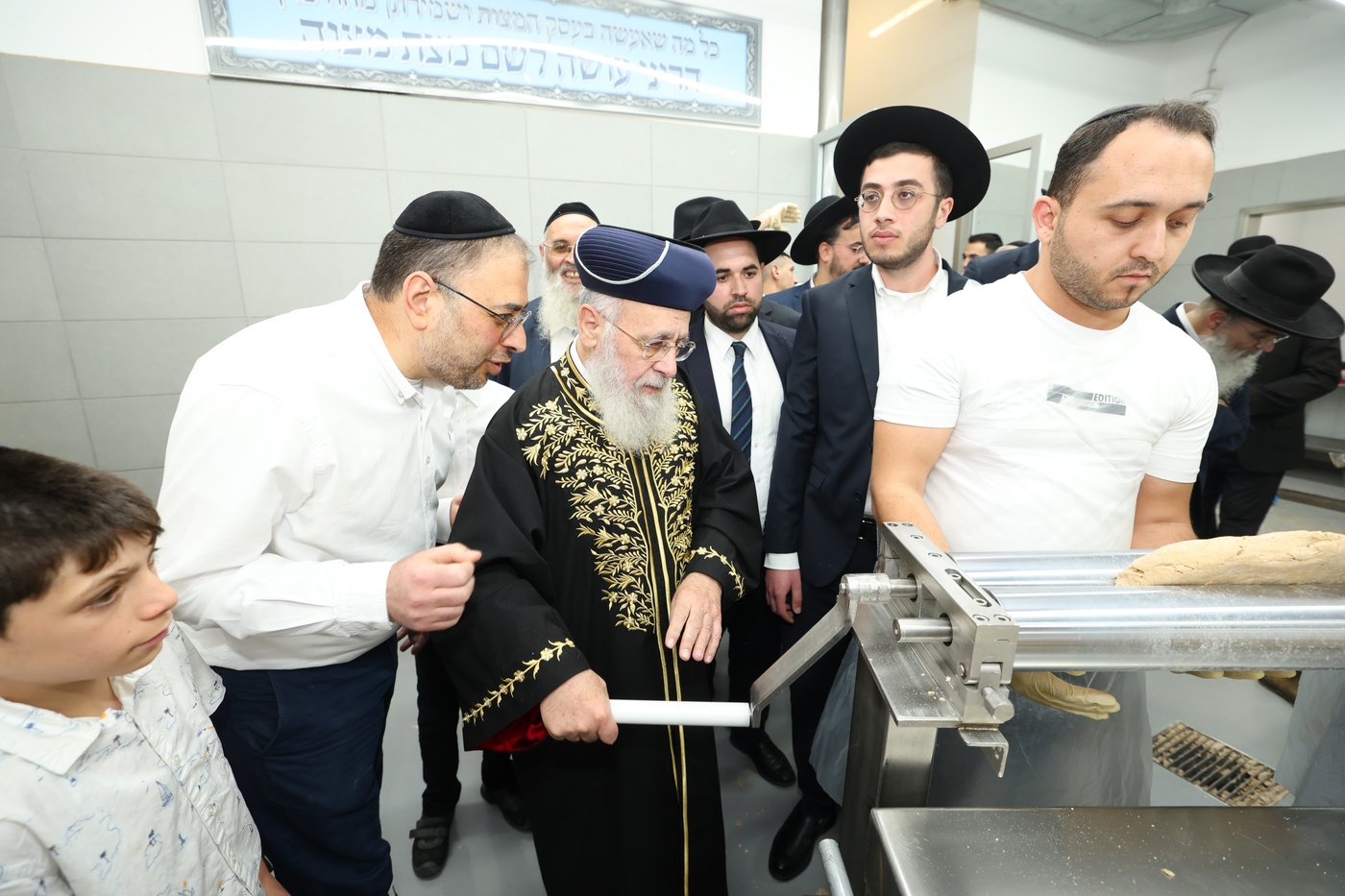 הראשל"צ הגאון רבי יצחק יוסף באפיית מצות