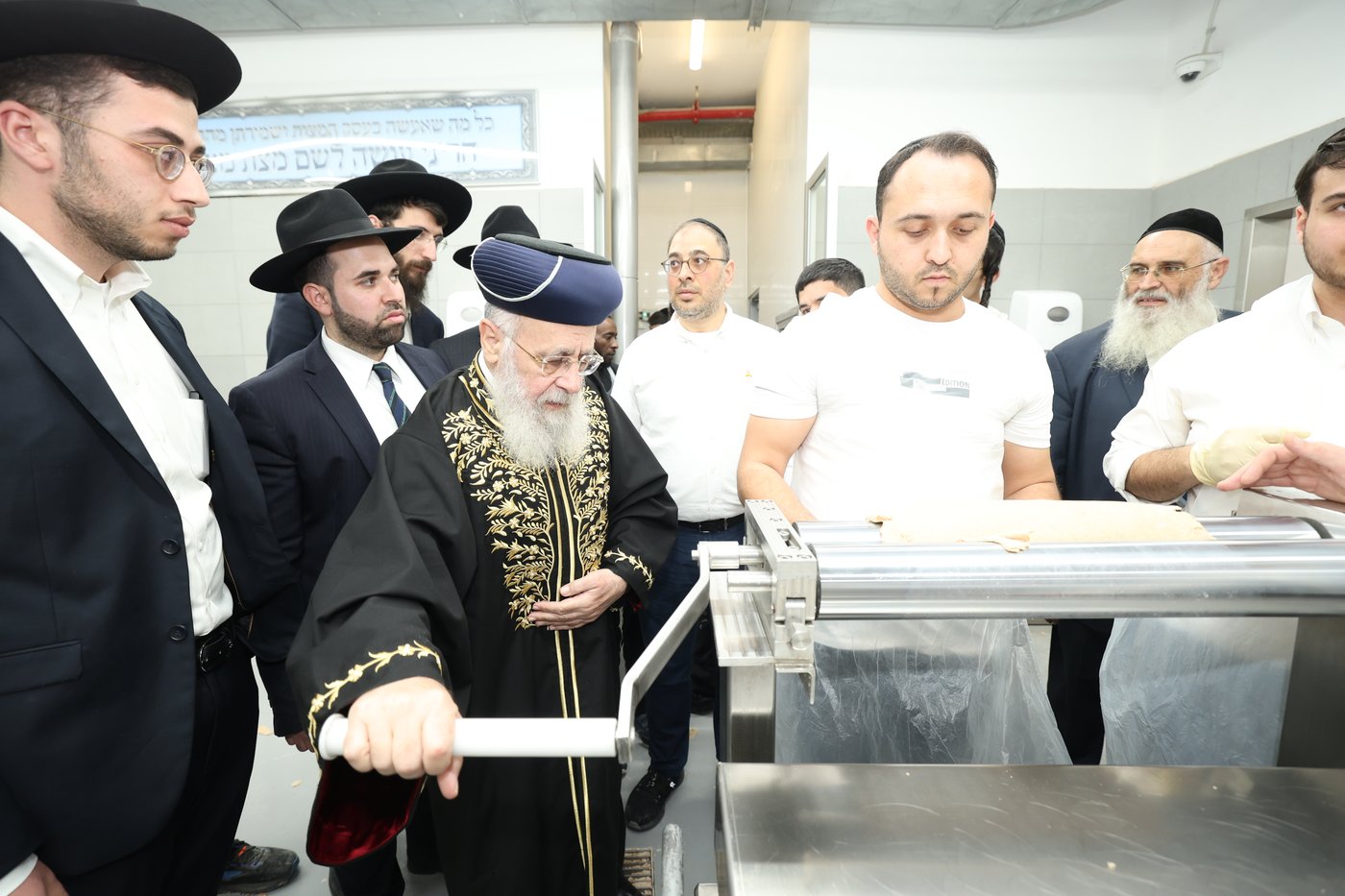 הראשל"צ הגאון רבי יצחק יוסף באפיית מצות