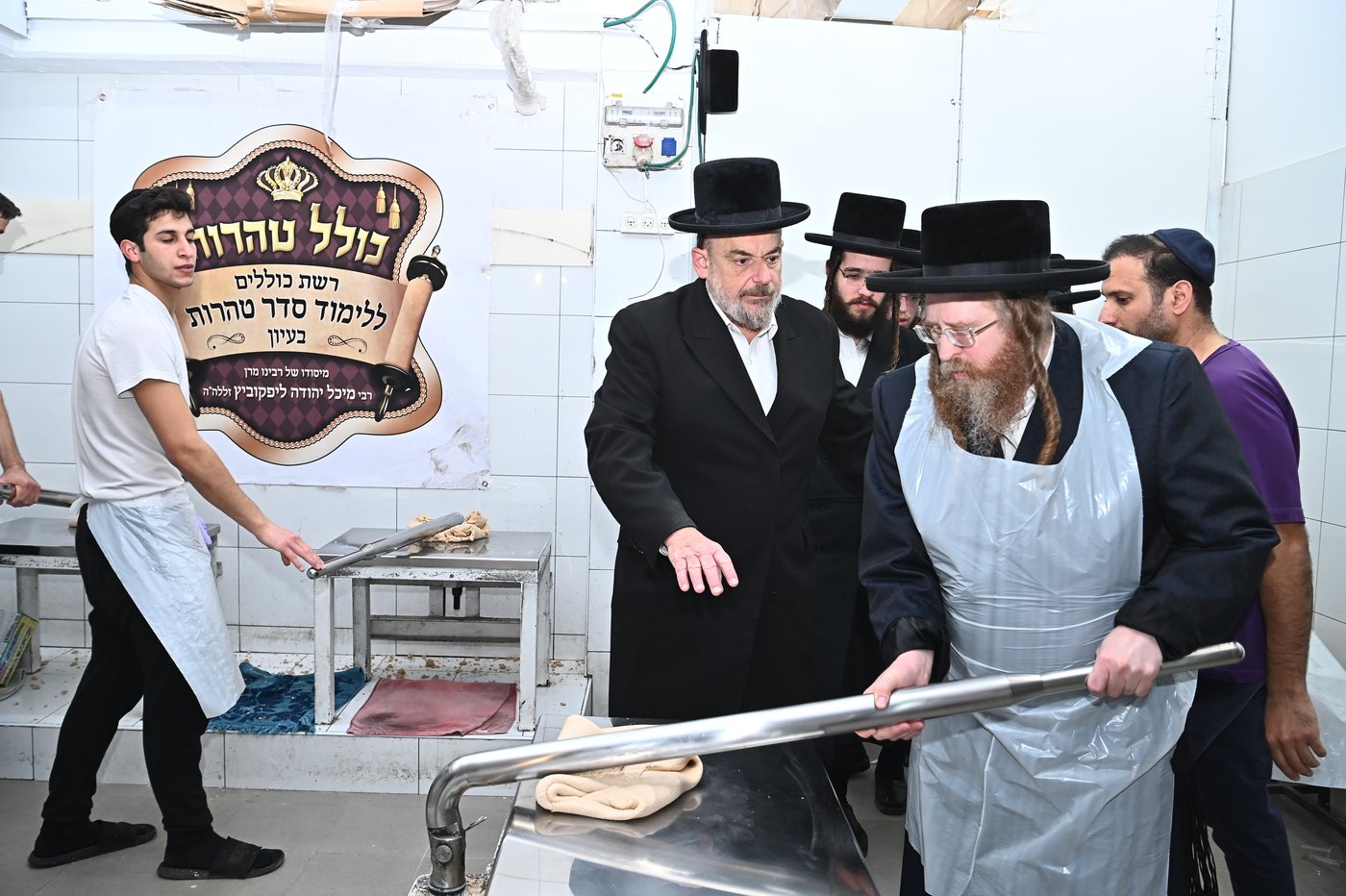 האדמו"ר משומרי אמונים באפיית מצות